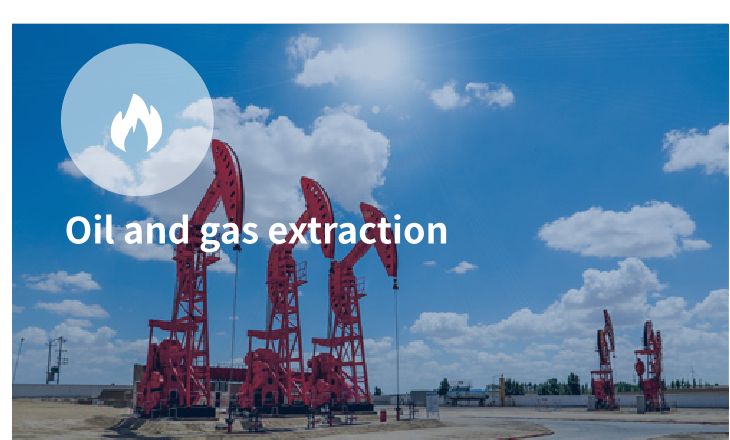 Oil and gas extraction site powered by a solar power container